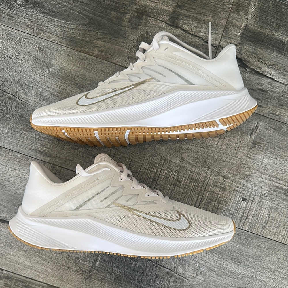 (WMNS) Nike Quest 3 'Platinum Tint Metallic Gold Star New size 10